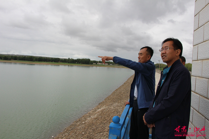 郑英检查防汛减灾和地质灾害防治工作