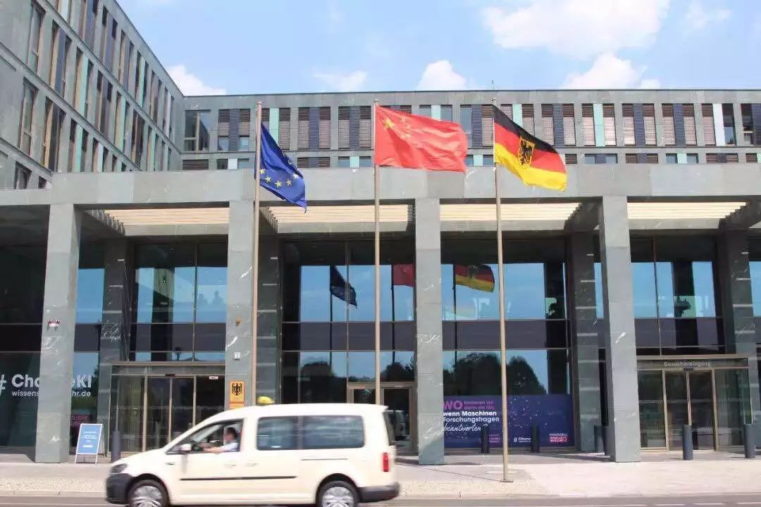 学校校长李春明随国务院副总理孙春兰出访德国,并做关于职业教育主题