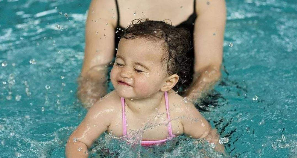坚持婴儿游泳的好处 婴儿游泳的注意事项 婴儿游泳需要注意问题 婴儿游泳有哪些坏处