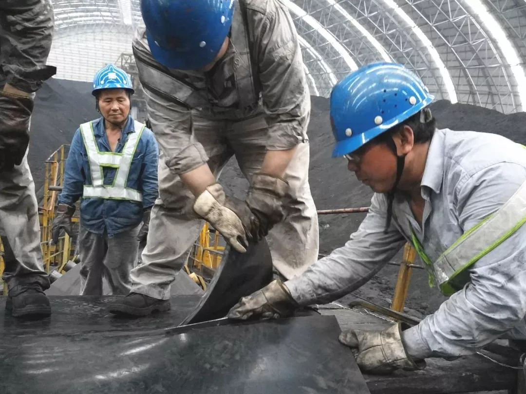 迎峰度夏期間,首陽山公司為保障設備滿負荷處理,對2號鬥輪機尾車皮帶