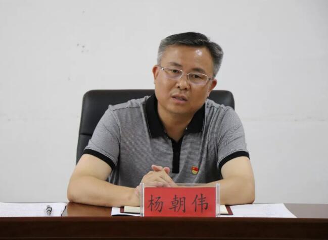 罗甸县委书记杨朝伟以普通党员身份参加,特别关注易地扶贫搬迁群众