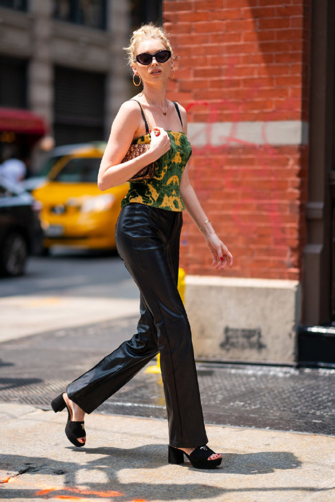 复古小姐姐 elsa hosk 在纽约出街的一组大片