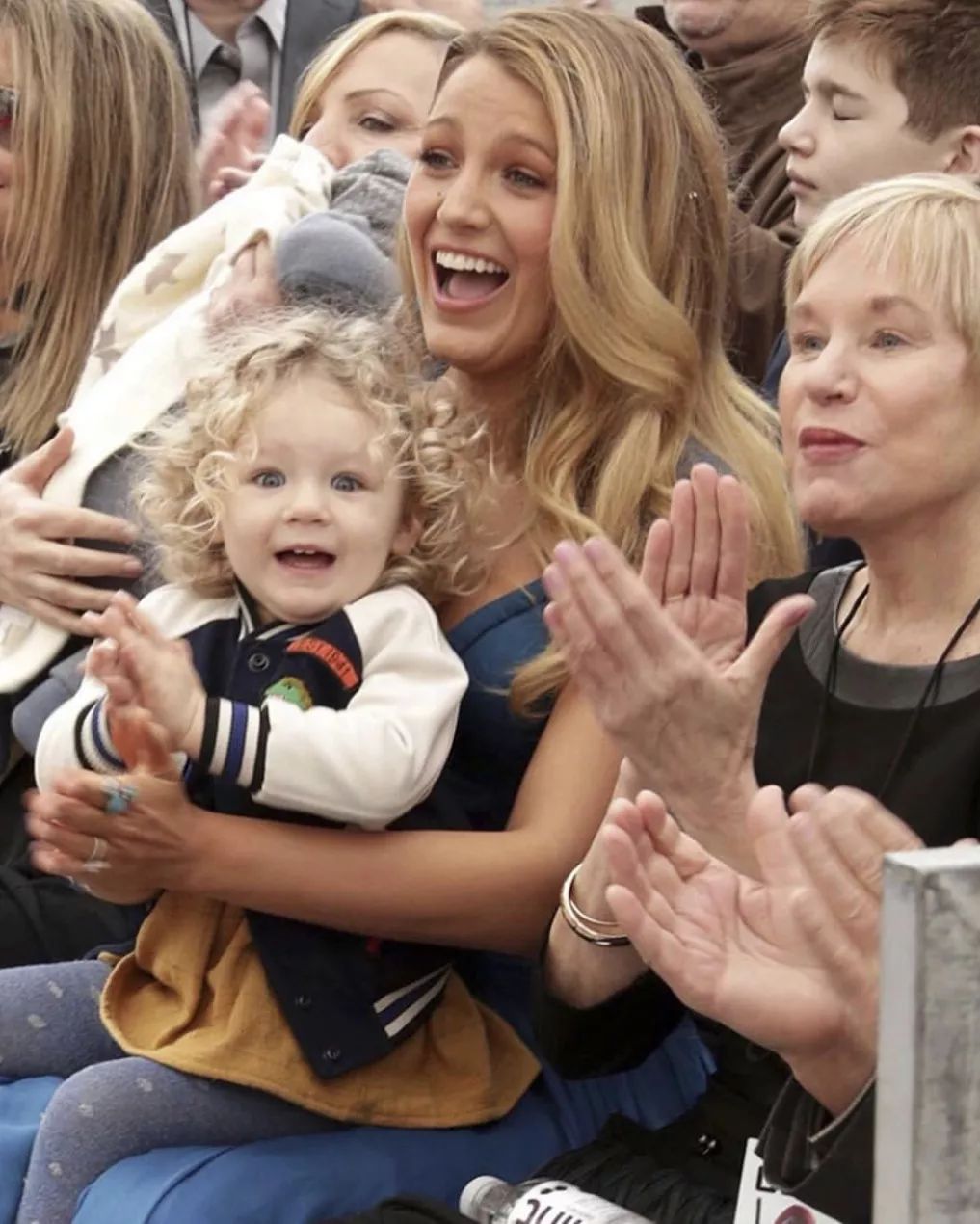 blake lively的悬疑剧《一个小忙》还没来得及追,就看到她光速进入三