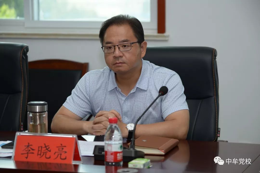 县委副书记,县委党校校长李晓亮参加此次座谈,李晓亮对党校的特聘教师