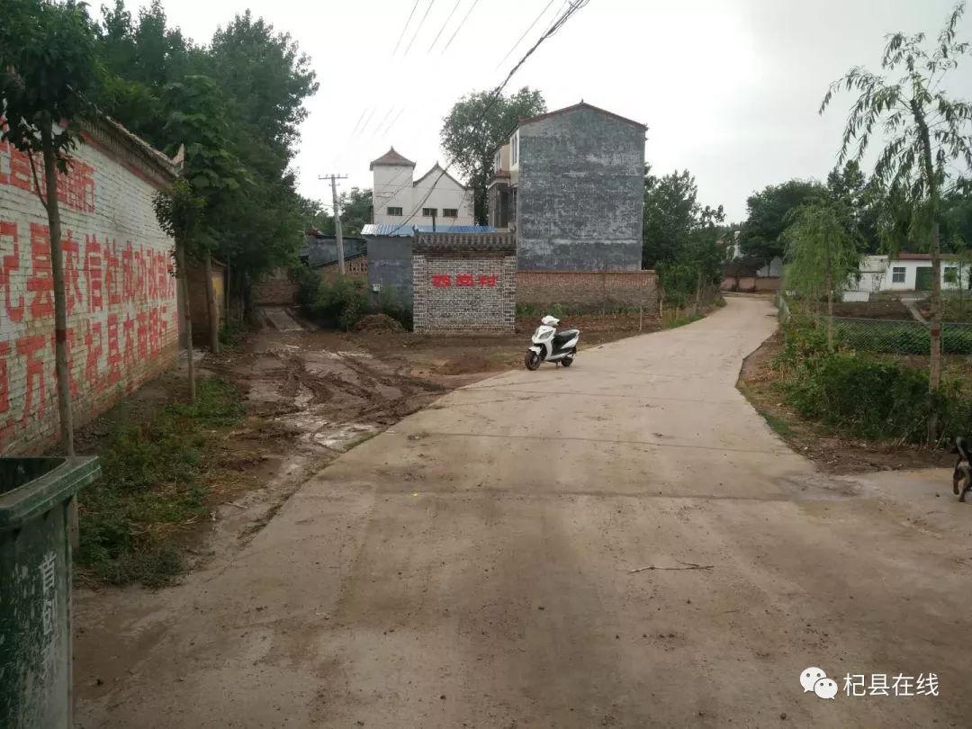 杞縣官莊之前有人建房堵路,現在又有人建牆堵路,路是你想堵就堵的嗎?