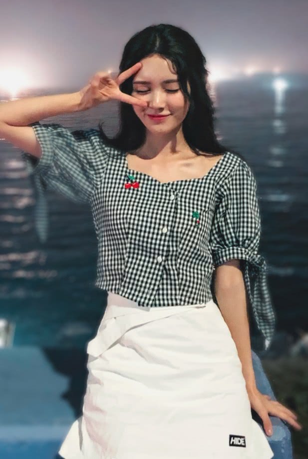 被101淘汰的罗奕佳走机场秀的是漫画腿火的是菠萝鞋