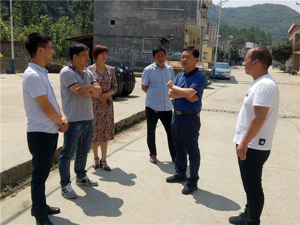 西峡县西坪镇大手拉小手对口帮扶显真情