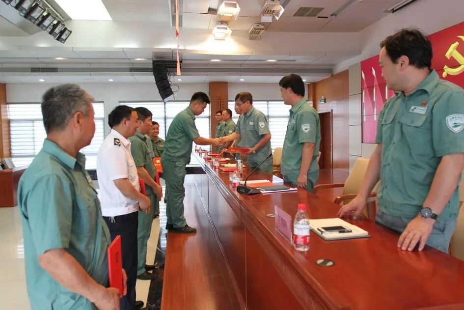 合肥机务段举办迎接建党98周年党日活动暨"一红四优"党内先进集体和