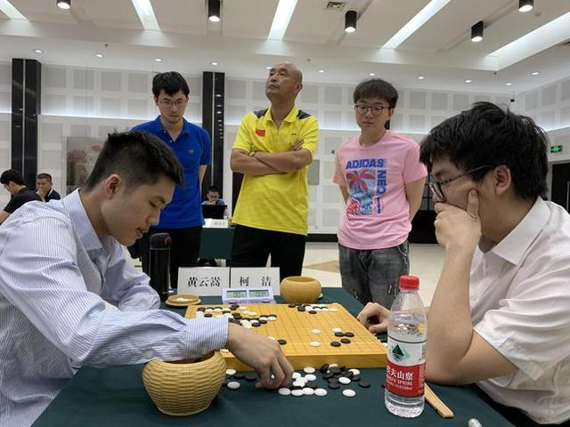 迷妹安靜拍照一直安靜遠觀柯潔下棋的迷妹們,此刻輕輕走