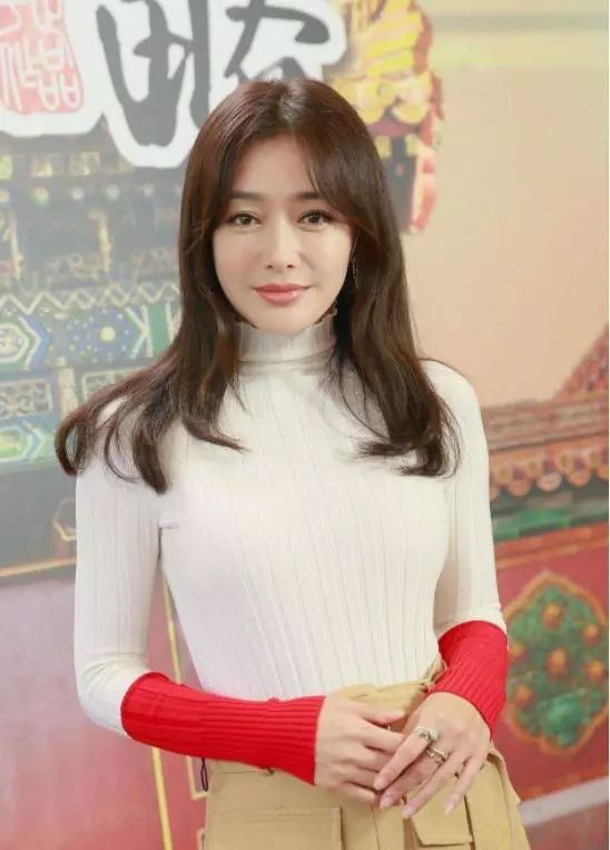 网上也被网友爆料见过几次,刘涛黑脸耍大牌,根本不是电视上贤妻良母的