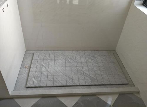 67卫生间的地砖一定优先考虑防滑,比如磨砂,马赛克,拉槽这些都是