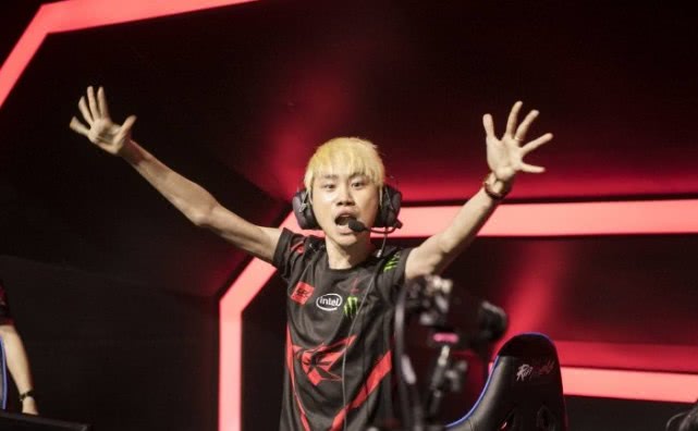 小狗没办法直接从omg转回rng,在这时qg俱乐部(后变成newbee)拯救了他