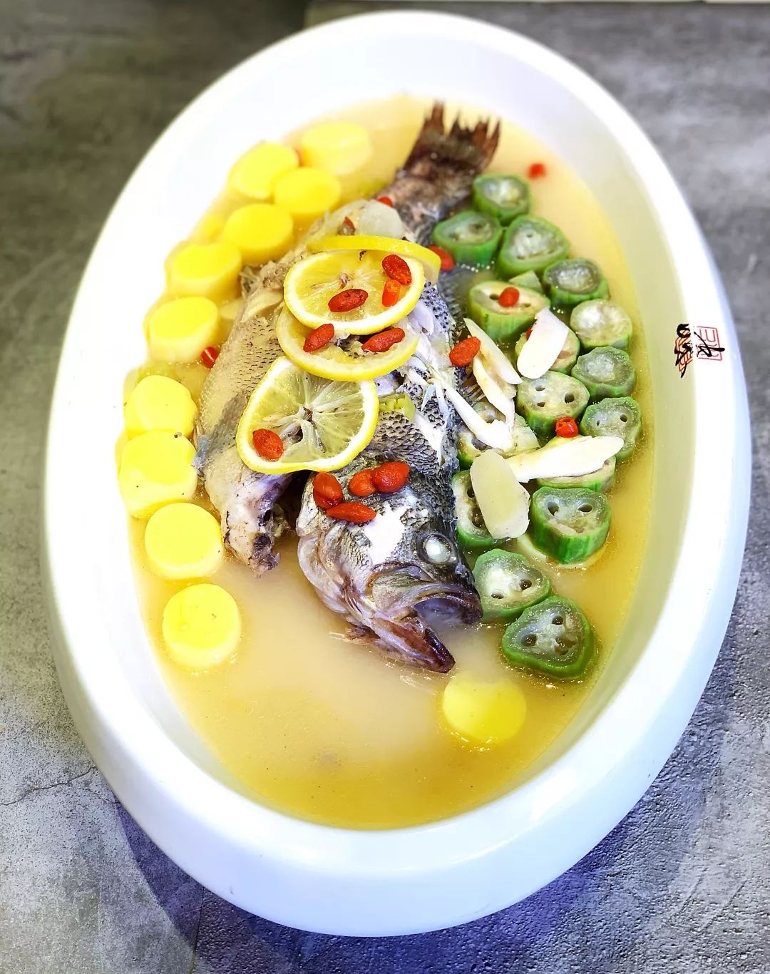 原料鲈鱼(一斤半左右为佳) 玉子豆腐 鞭笋 丝瓜 柠檬 泰椒 小米椒