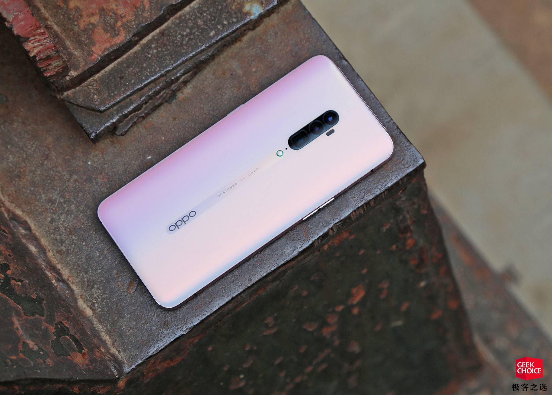 图赏:同样是雾面玻璃,oppo reno 10 倍变焦版新增了薄雾粉配色