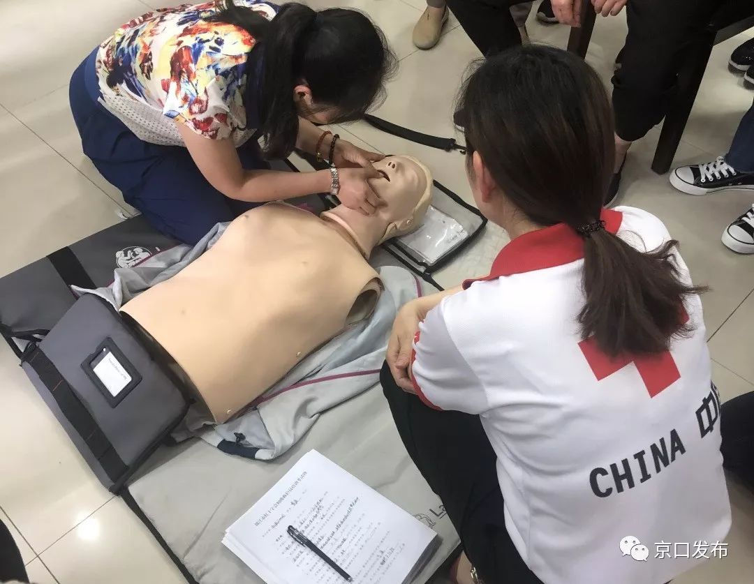 随后两位救护师就心肺复苏的具体操作方法进行了讲解和示范,包括查看"