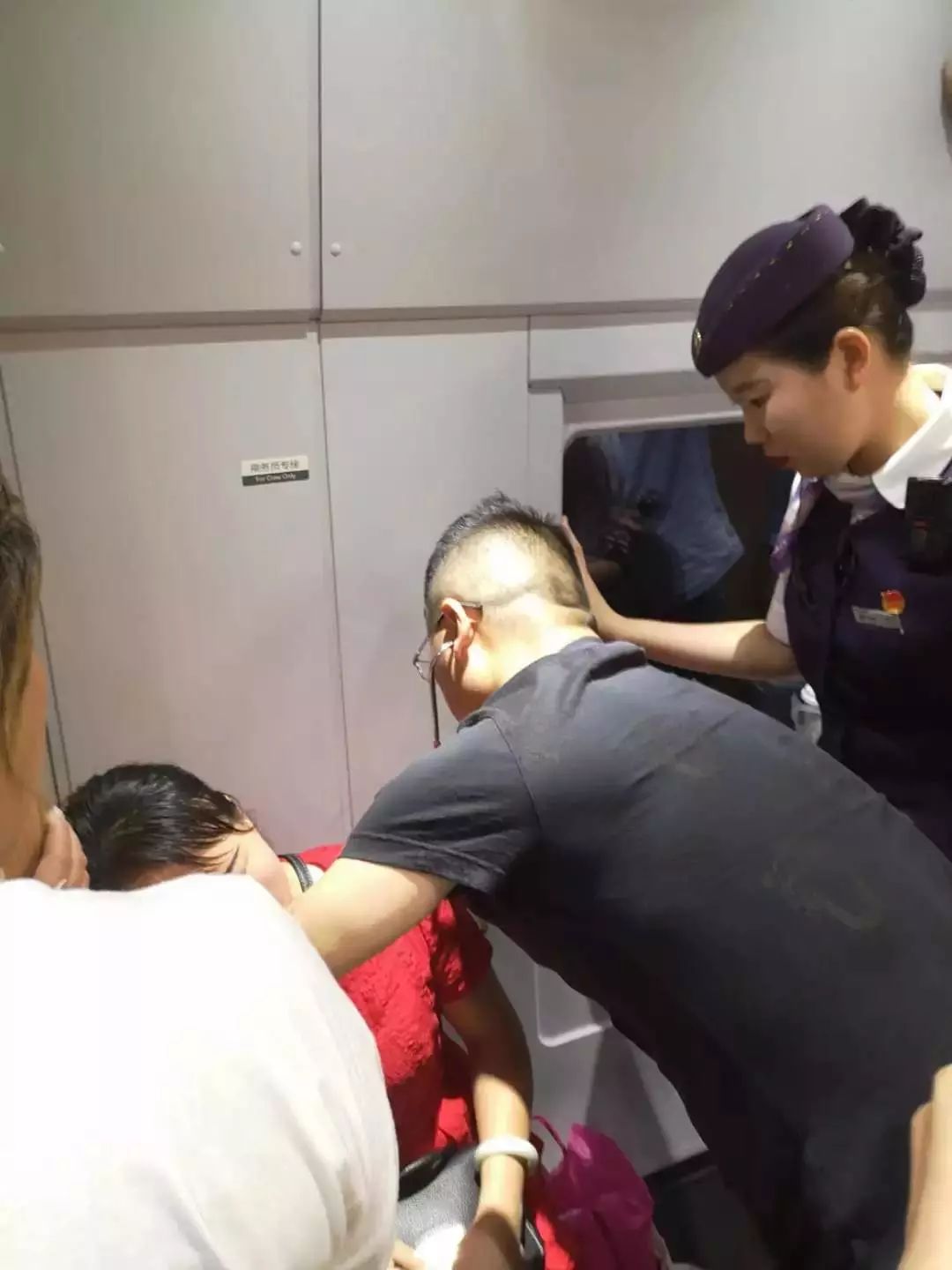 上海开往温州的动车上临海这两名医生好样的