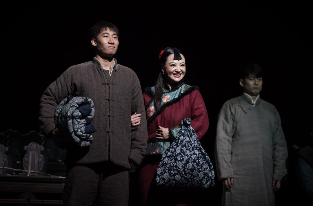 舞台上就是一群白鹿原的生民,"这是观众对于陕西人艺《白鹿原》演员的
