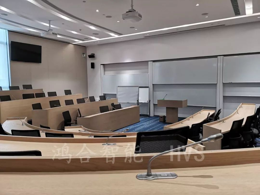 "哈佛马蹄形",可容纳72-80人,包括显示,扩声,同声传译,教学讨论,摄