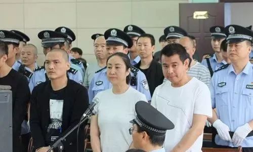 起诉书指控:2007年至2018年期间,以被告人李高平为首要分子,被告人陈