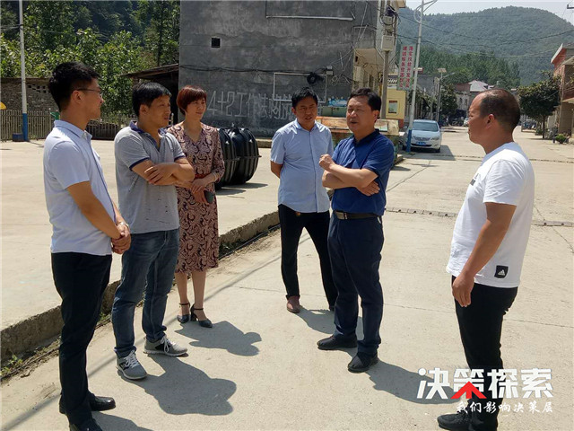 西峡县西坪镇:大手拉小手, 帮扶显真情