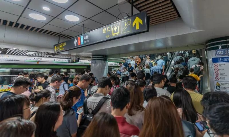 今早1号线上班的你有没有中招富锦路站堪比春运现场
