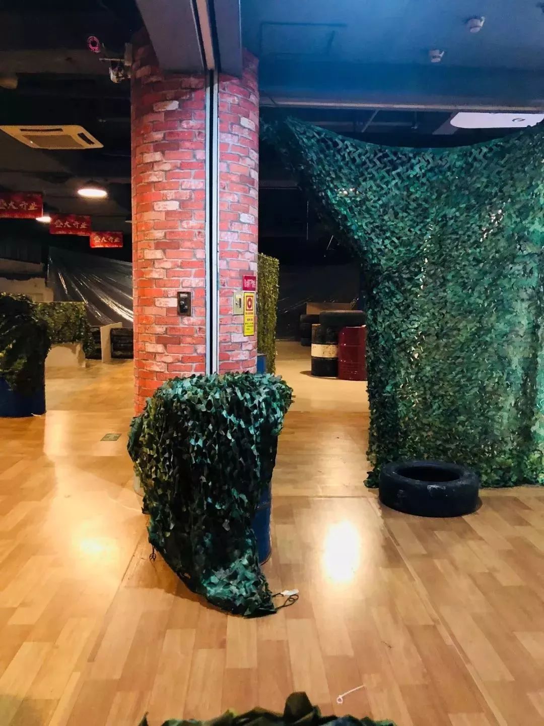 信宜小哥哥小姐姐周末组队来场真人cs吧燃到炸裂那种