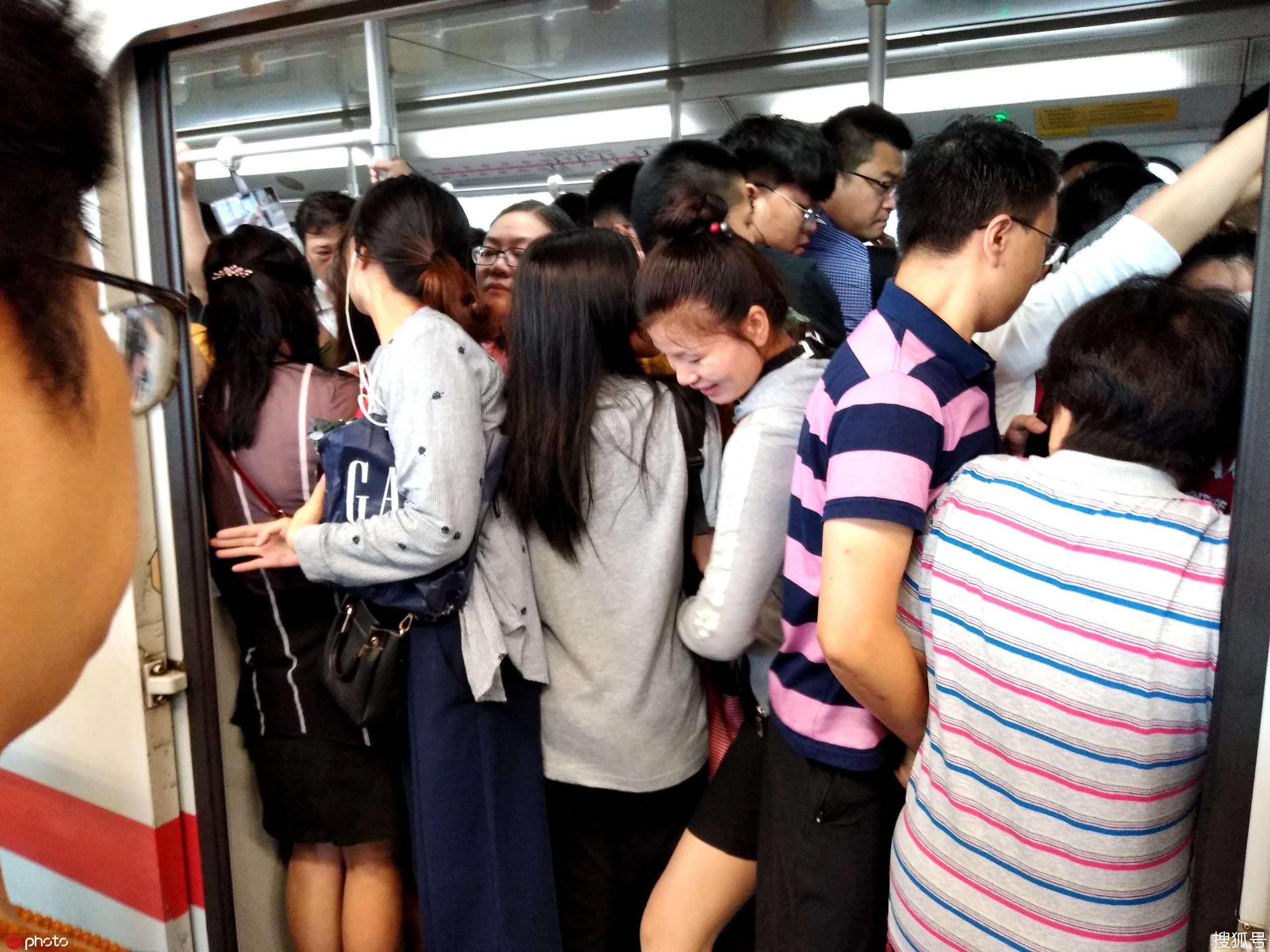 上海地铁故障早高峰沿线乘客人山人海 致晚点1小时-搜狐大视野-搜狐新闻
