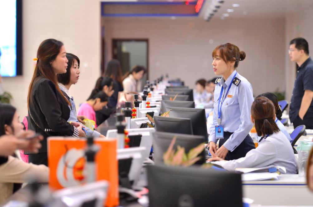 图片集锦税务干部优服务减税降费有温度