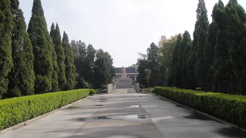 陵园占地25000多平方米,内有"杨根思烈士碑",碑文为陈毅元帅手书.