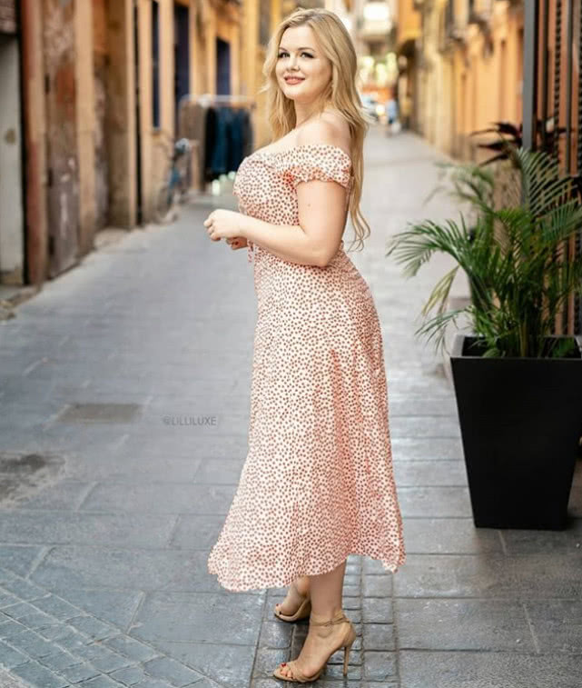 胖模坚持做瑜伽虽然重达150斤身形却有曲线感