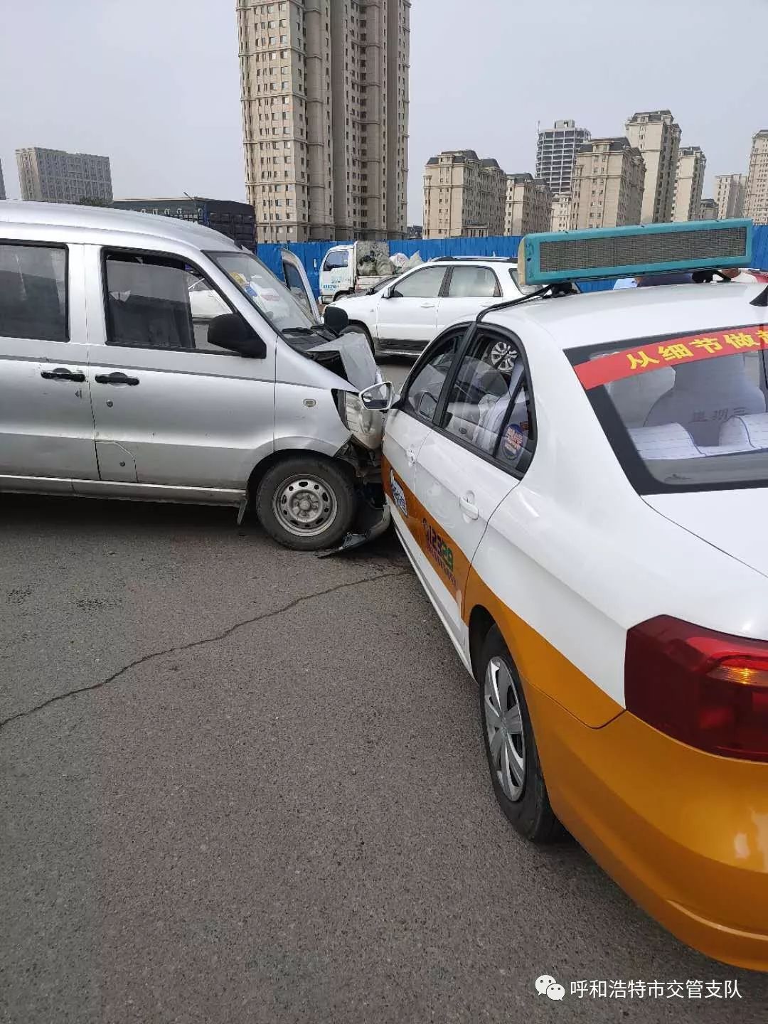 想啥呢路口掉头不减速呼和浩特一面包车撞上出租车两位司机都受伤
