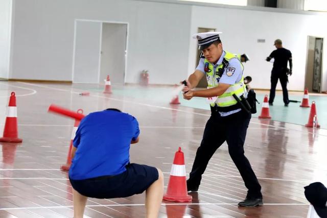 手枪催泪喷射器伸缩警棍齐上阵全区交警齐聚柳州大比武这个画面有点燃