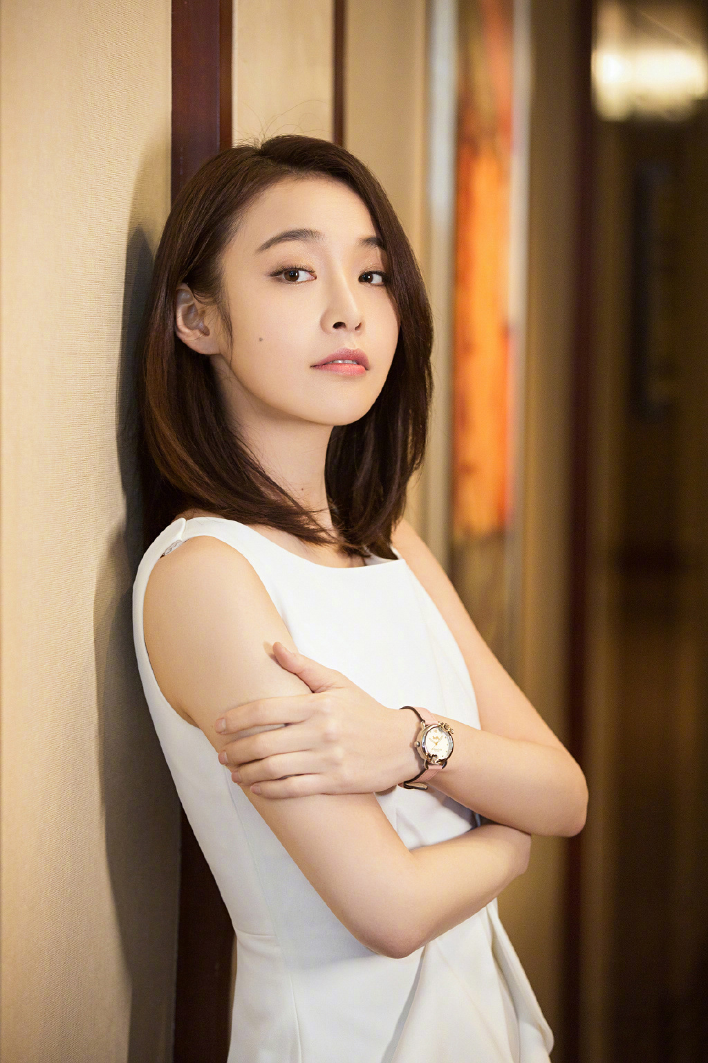 低头浅笑绽放夏日微甜——演员张佳宁