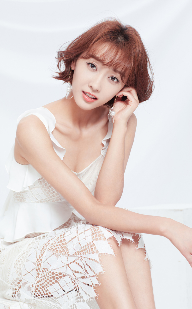 宣璐性感迷人吊带裙写真图集,时尚靓丽,气质非凡