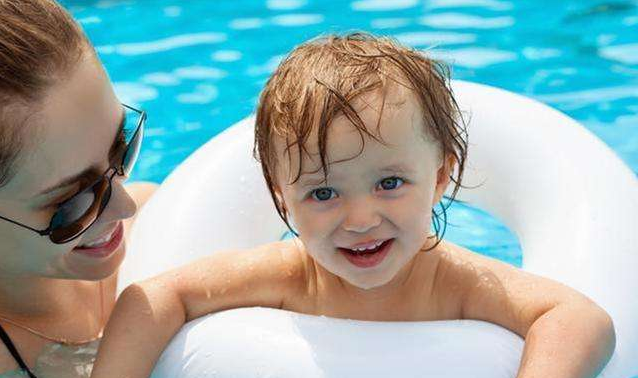 坚持婴儿游泳的好处 婴儿游泳的注意事项 婴儿游泳需要注意问题 婴儿游泳有哪些坏处