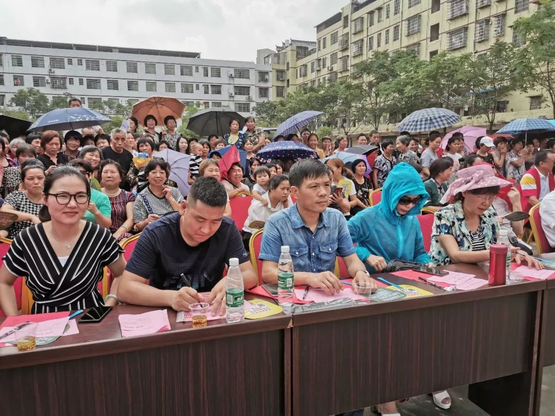 耒阳市禁毒协会常务副会长兼秘书长潘枝平,新市镇党委书记刘仁佺,旗美