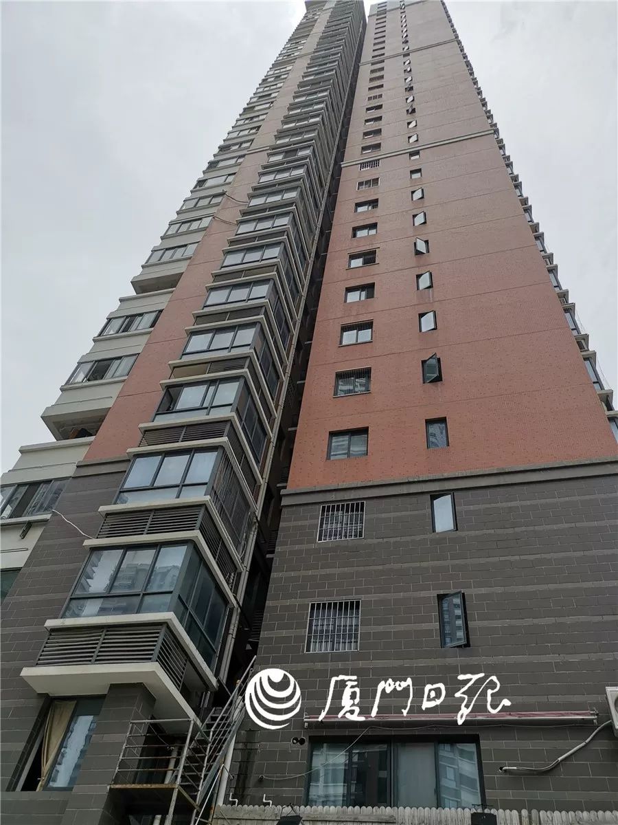 事发地为一栋34层高的居民楼下