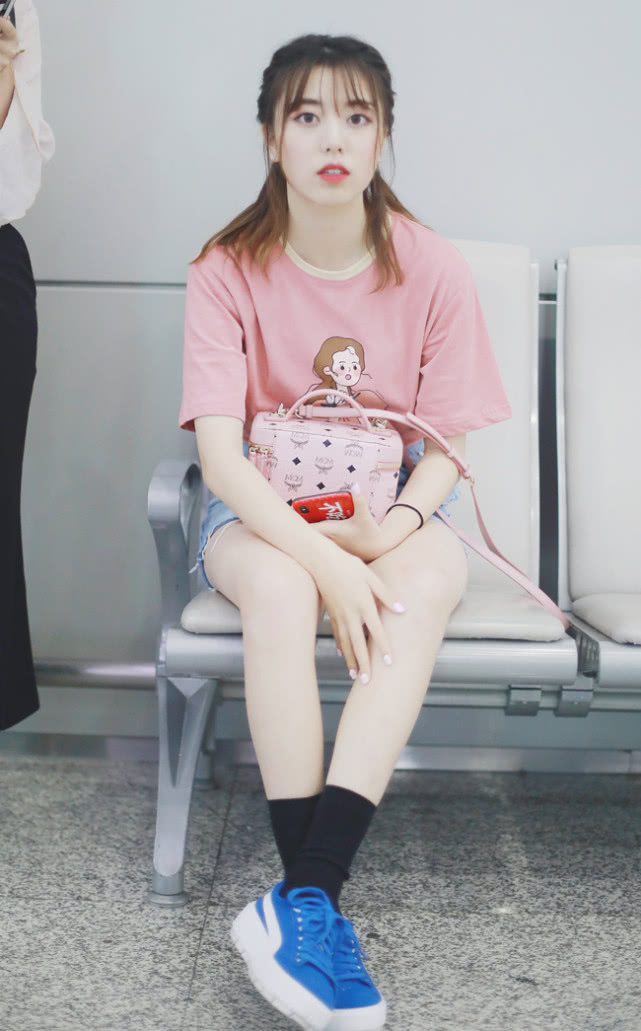 刘人语悄悄剪短牛仔裤亮出直男最爱的初恋腿比筷子腿美多了