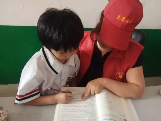 邓州市城区二小开展关爱留守儿童进城务工随迁子女志愿服务活动