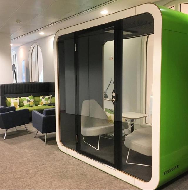 在电话亭中办公在办公室电话亭谈私密这个有意思