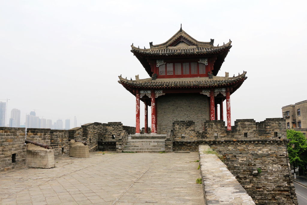 临汉门城楼内侧匾额"北门锁钥"四字为清顺治三年(公元1645年)知县董上