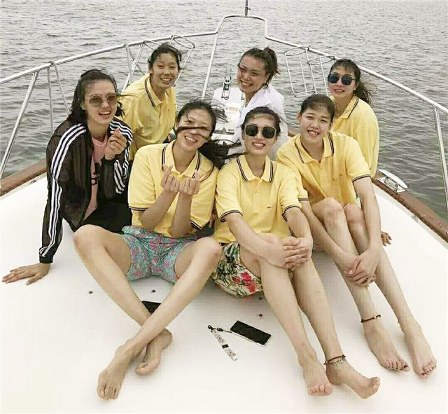 休息的女排姑娘们这次真是玩嗨了,只见她们坐船出海个个心情愉悦,朱婷