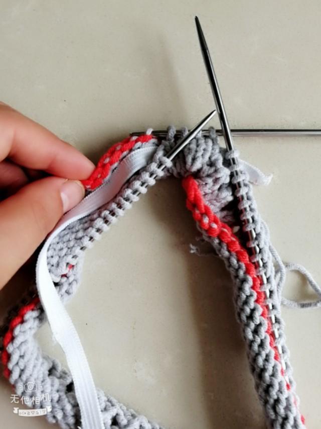 起70针,织5排下针,一次空加针,2并一,5排下针,对折缝合,松紧放进去.