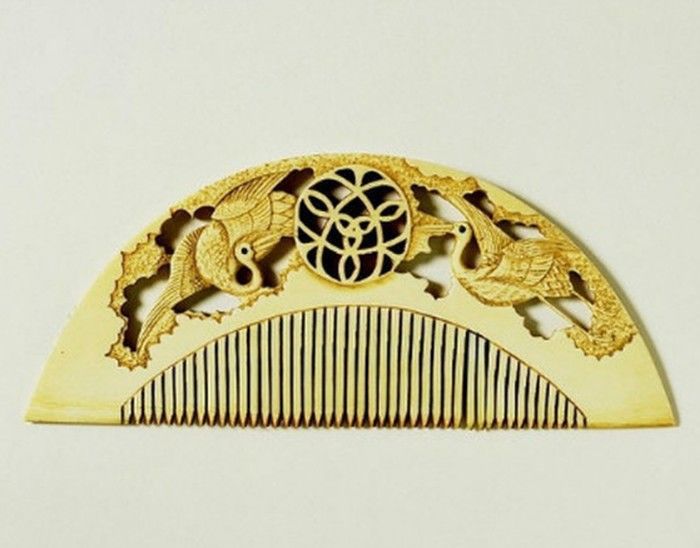 前有家人为其梳头习俗,所谓"一梳梳到底,二梳白发齐眉,三梳子孙满堂"