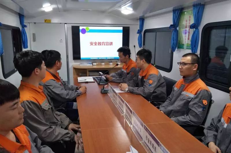 工务段将"安全生产月"的主题,活动方案及工作要求及时传达到车间,班组