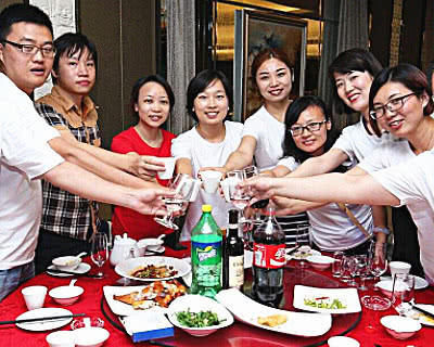 另外就是共同话题比较少,参加同学聚会比较尴尬.再者就是很多