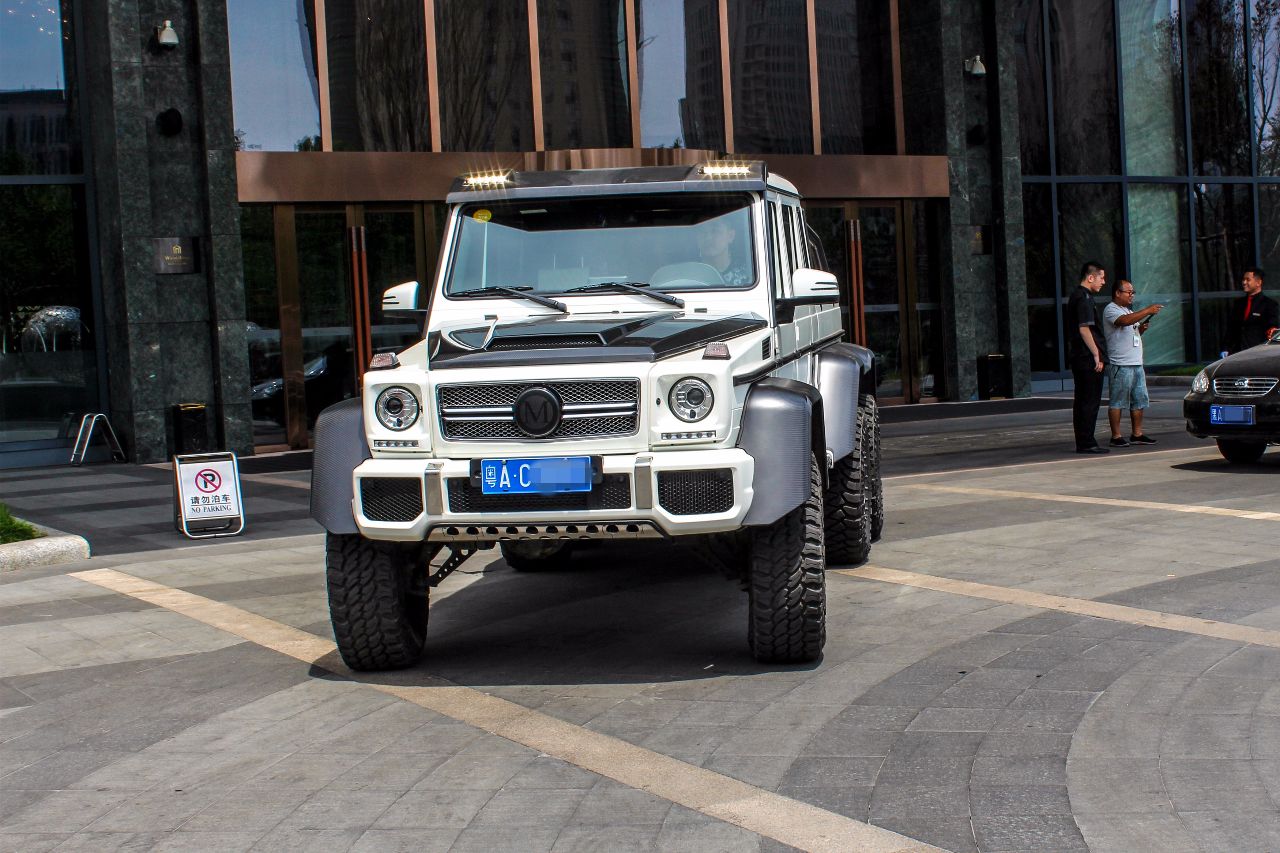 国内最贵越野车988万一共有3台其中一台自燃过