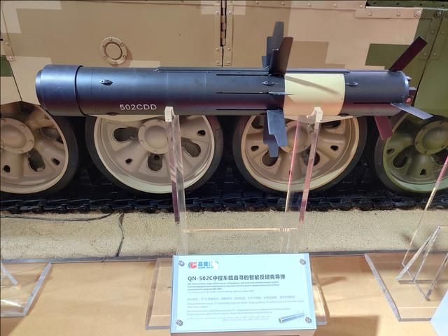 在战场防御方面,qn-506装备了横风传感器,烟雾发射器,光电转塔,全景