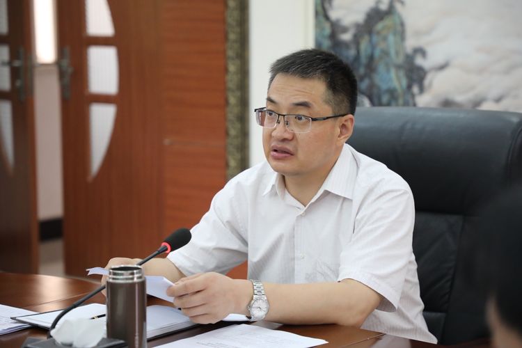 会议由区委副书记张发俭主持,副区长徐毅宣读了临潼区开展村庄清洁