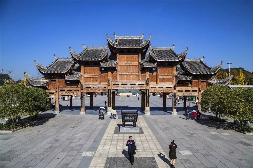 都勻茶博園l 下午 :餐:中餐,晚餐;住宿:克度小鎮*早上在指定的時間